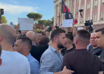 Shporrini partitë - Tension para Kryeministrisë, protestuesit përplasen me anëtarë të FRPD me thirrjet opozitë e shitur