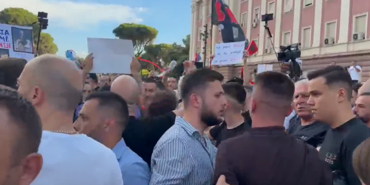 Shporrini partitë - Tension para Kryeministrisë, protestuesit përplasen me anëtarë të FRPD me thirrjet opozitë e shitur