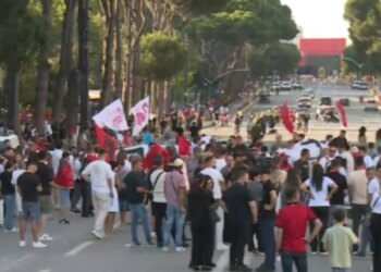 Shqipëri e re: Protesta e 14-të në kryeqytet, qytetarët fillojnë të mblidhen në sheshin Skënderbej