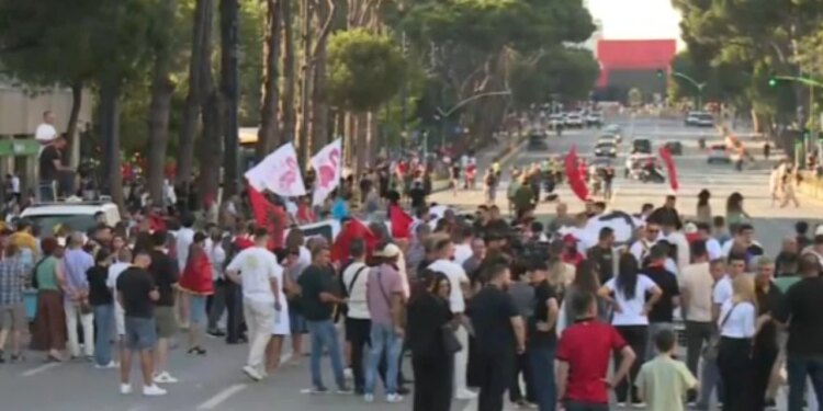 Shqipëri e re: Protesta e 14-të në kryeqytet, qytetarët fillojnë të mblidhen në sheshin Skënderbej