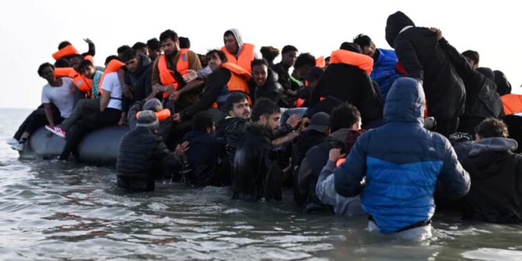 Shqiptarët e dëbuar të parët që rikthehen përsëri ilegalisht në Angli, The Sun publikon shifrat