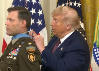Siklet në Shtëpinë e Bardhë: Trump nuk vendos dot medaljen veteranit, e lidh me nyjë para kamerave