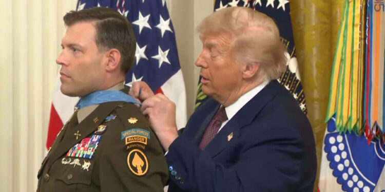 Siklet në Shtëpinë e Bardhë: Trump nuk vendos dot medaljen veteranit, e lidh me nyjë para kamerave