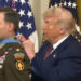 Siklet në Shtëpinë e Bardhë: Trump nuk vendos dot medaljen veteranit, e lidh me nyjë para kamerave