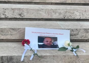 Sot protestoj për Enean…/ Për Zvërnecin, vendosin në shkallët e Kryeministrisë foton e efektivit të vrarë në Maliq
