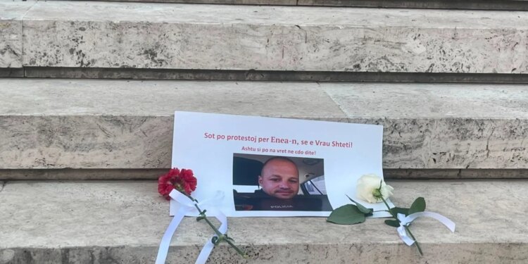 Sot protestoj për Enean…/ Për Zvërnecin, vendosin në shkallët e Kryeministrisë foton e efektivit të vrarë në Maliq
