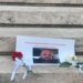 Sot protestoj për Enean…/ Për Zvërnecin, vendosin në shkallët e Kryeministrisë foton e efektivit të vrarë në Maliq