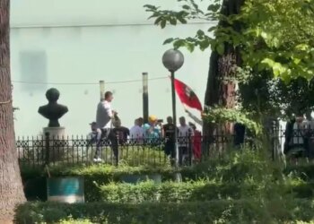 Sot seancë plenare, deputetët priten me thirrjet e protestuesve: Ju erdhi fundi! Opozitë e shitur