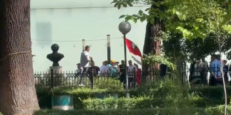 Sot seancë plenare, deputetët priten me thirrjet e protestuesve: Ju erdhi fundi! Opozitë e shitur