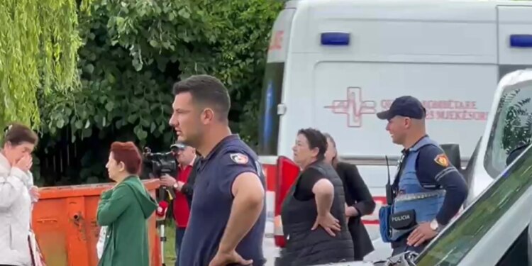Spitali i Traumës: Efektivi i plagosur gjatë aksionit në Maliq mbetet i intubuar, me parametra të qëndrueshme