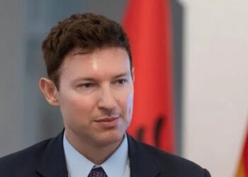 Studentëve të RMV, ambasadori Meidani: Mos lejoni realitetin e sotëm të kufizojë të ardhmen; jeni brezi i ndryshimit