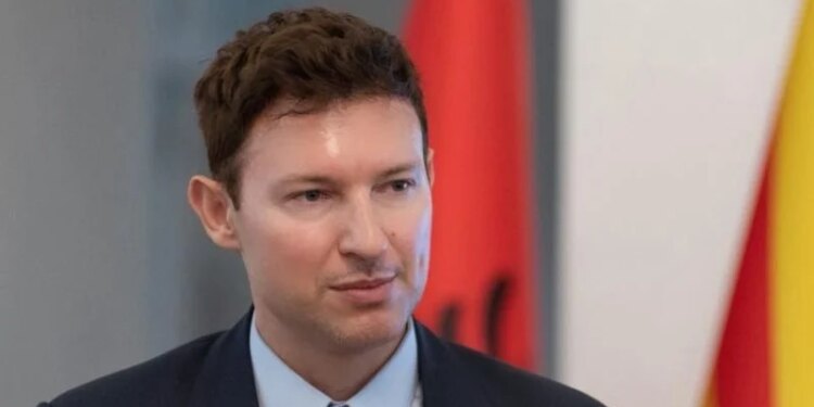 Studentëve të RMV, ambasadori Meidani: Mos lejoni realitetin e sotëm të kufizojë të ardhmen; jeni brezi i ndryshimit