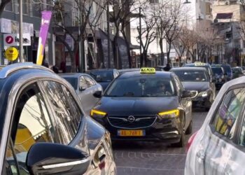 Taksistët protestojnë në Sarandë para bashkisë; shoferët kërkojnë zgjidhje për tregun