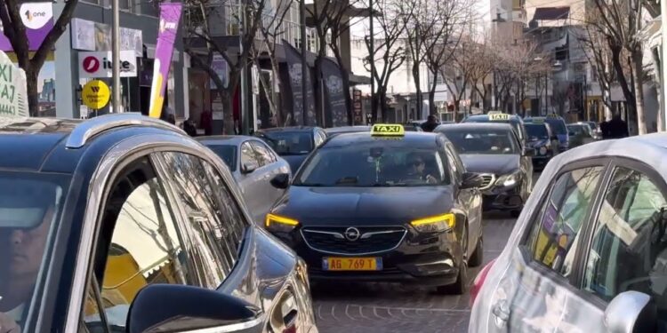 Taksistët protestojnë në Sarandë para bashkisë; shoferët kërkojnë zgjidhje për tregun