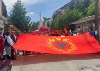 Të rinjtë e Prishtinës me studentët shqiptarë në RMV protestojnë para ambasadës së Maqedonisë Veriore për gjuhën shqipe