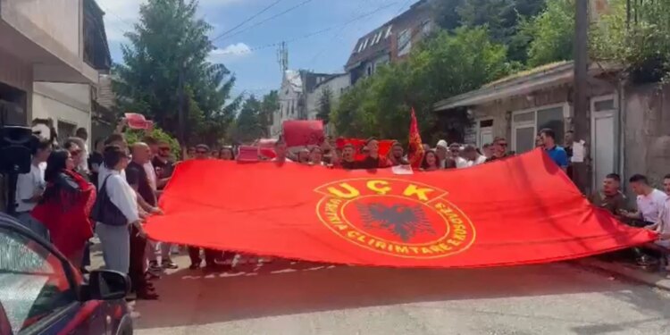 Të rinjtë e Prishtinës me studentët shqiptarë në RMV protestojnë para ambasadës së Maqedonisë Veriore për gjuhën shqipe
