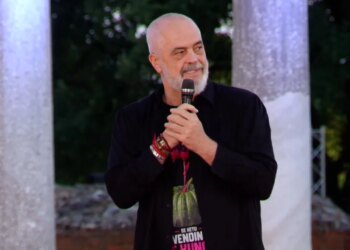 Te unë e gjetët të ngecte mikrofoni — 35-vjetori i PS në Fier, Rama ironizon sërish influencerët