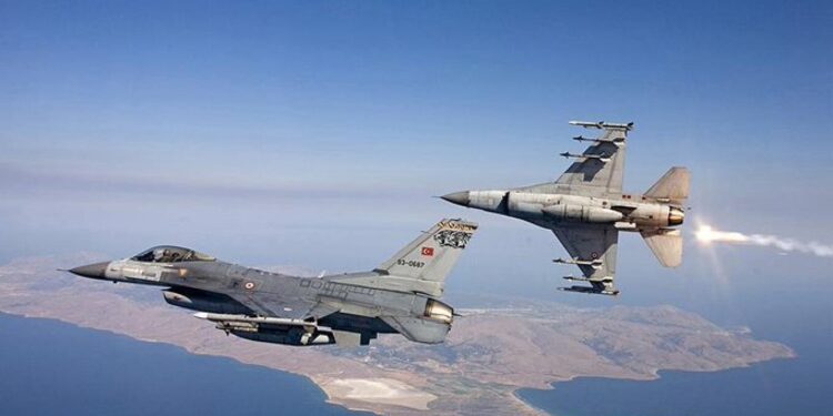 Tension në Egje: Turqia shkel hapësirën ajrore greke 9 herë, përplasje e izoluar mes avionëve