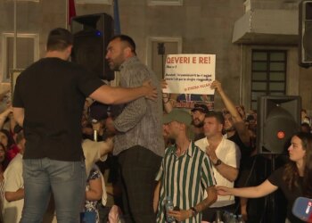 Tension në protestën për Zvërnecin, qytetari ofendon Ramën e Berishën; pjesëmarrësit i marrin mikrofonin me nxitim