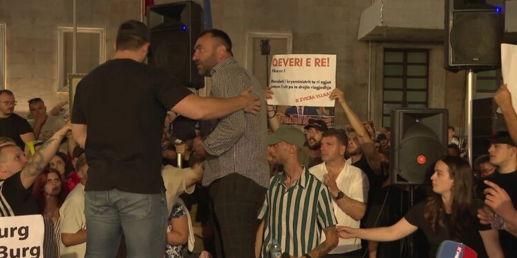 Tension në protestën për Zvërnecin, qytetari ofendon Ramën e Berishën; pjesëmarrësit i marrin mikrofonin me nxitim