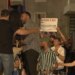 Tension në protestën për Zvërnecin, qytetari ofendon Ramën e Berishën; pjesëmarrësit i marrin mikrofonin me nxitim