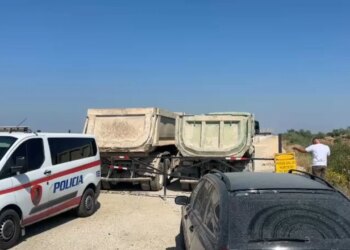 Tensione në Aeroportin e Vlorës: Kamionët e 2A Group parkojnë para kantierit, bllokojnë hyrjen e punonjësve të Mabco