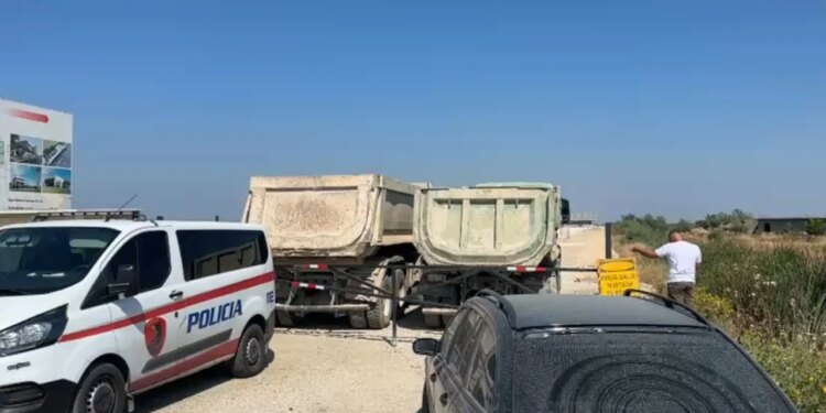 Tensione në Aeroportin e Vlorës: Kamionët e 2A Group parkojnë para kantierit, bllokojnë hyrjen e punonjësve të Mabco