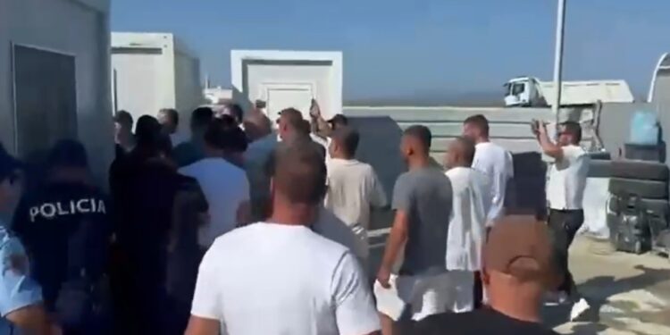 Tensione në aeroportin e Vlorës, përplasje mes palëve; punimet rifillojnë pas vendimit të Gjykatës së Lartë