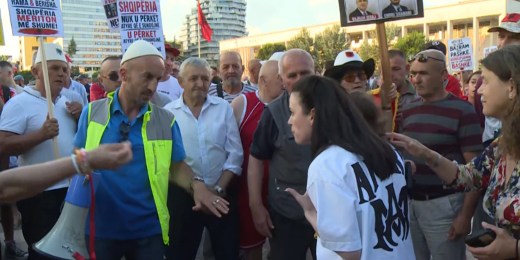 Tensione në nisje të protestës; emigrantja me fëmijën i drejtohet ashpër organizatorit Kola: S’duam të shkojmë te Kryeministria