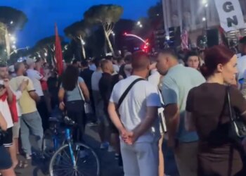 Tensione në protestë, qytetarët përplasen me njëri-tjetrin