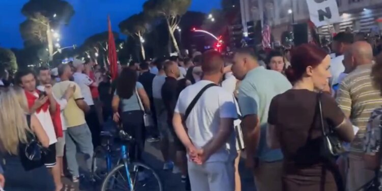 Tensione në protestë, qytetarët përplasen me njëri-tjetrin