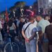 Tensione në protestë, qytetarët përplasen me njëri-tjetrin