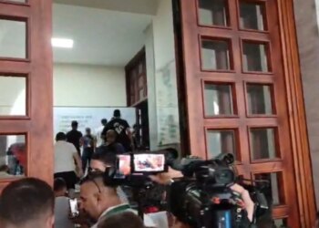 Tensione në tubim: Një grup protestuesish largohen nga sheshi para Kryeministrisë dhe hyjnë në Universitetin Politeknik