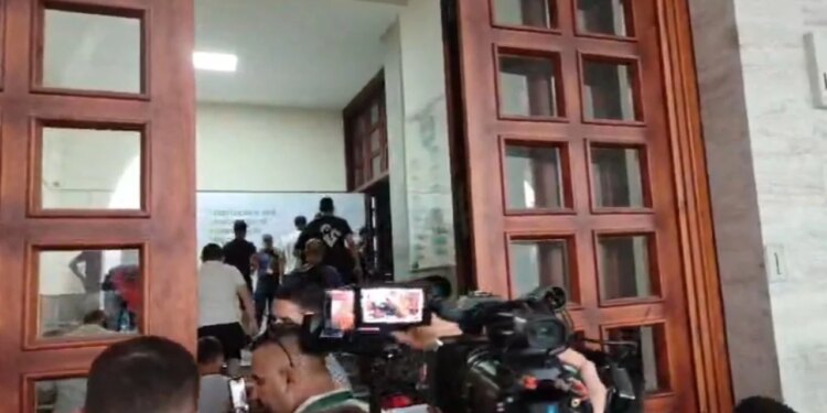 Tensione në tubim: Një grup protestuesish largohen nga sheshi para Kryeministrisë dhe hyjnë në Universitetin Politeknik