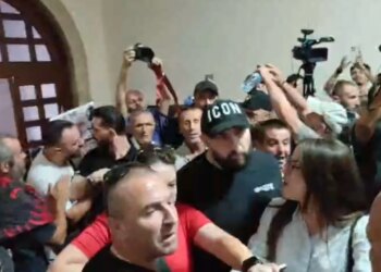 Tensione te Politekniku: Përplasje fizike mes protestuesve dhe rojeve të universitetit, studentët kërkojnë të marrin sërish banderolën
