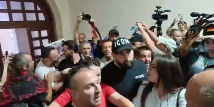 Tensione te Politekniku: Përplasje fizike mes protestuesve dhe rojeve të universitetit, studentët kërkojnë të marrin sërish banderolën