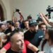 Tensione te Politekniku: Përplasje fizike mes protestuesve dhe rojeve të universitetit, studentët kërkojnë të marrin sërish banderolën