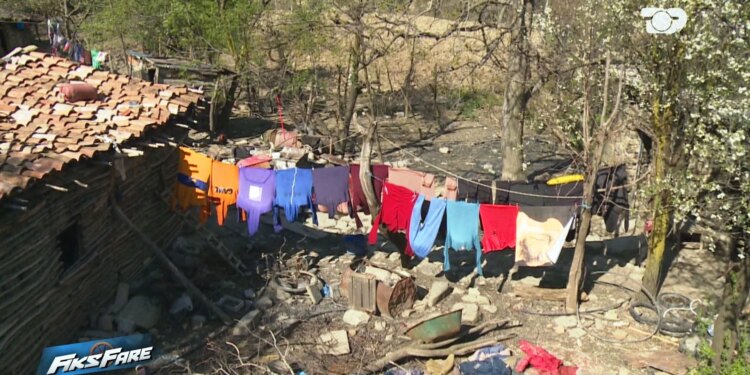 Tetë anëtarë familjeje rrezikonin që çatia t’u shembej; Fiks Fare i ndihmoi të gjenin strehë më të sigurt