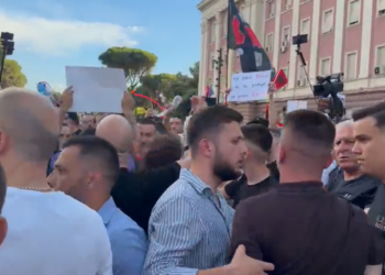 Thuhej Rama uli biletat e avionit për të nxitur ikjen; kryeministri nga Shkodra: I kuptoj protestuesit, por…