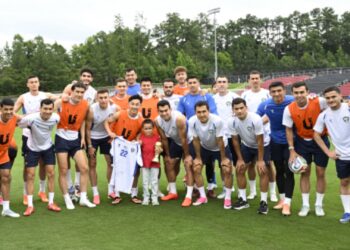 Tifozi i vogël qau për Uzbekistanin; Cannavaro e lojtarët e përqafojnë në stërvitje