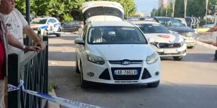 Tjetër plagosje me armë zjarri: Një person në Vlorë qëllohet në këmbë, policia në vendngjarje