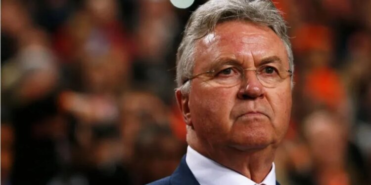 Trajneri që me premtimin për liri "bleu" gjysmëfinalen, skandali dhe magjia e Guus Hiddink
