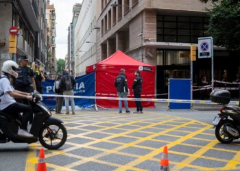 Trazira në Barcelonë gjatë vizitës së Papës Leonit; një burrë vritet jashtë stacionit të policisë