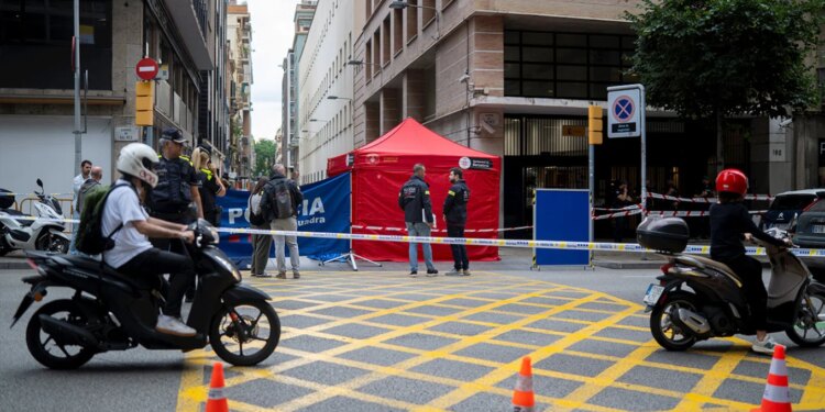 Trazira në Barcelonë gjatë vizitës së Papës Leonit; një burrë vritet jashtë stacionit të policisë