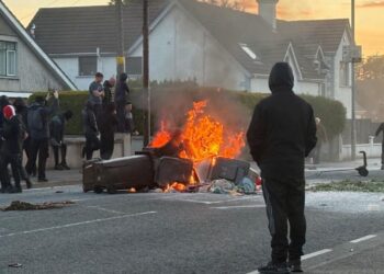 Trazira në Belfast pas sulmit me thikë, akte dhune ksenofobike përfshijnë qytete të tjera të Britanisë