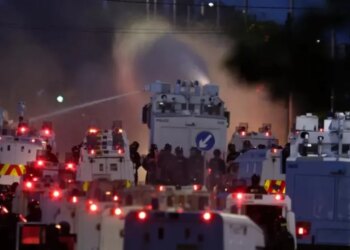 Trazira në natën e dytë në Irlandën e Veriut: 12 policë të plagosur, 16 të arrestuar.