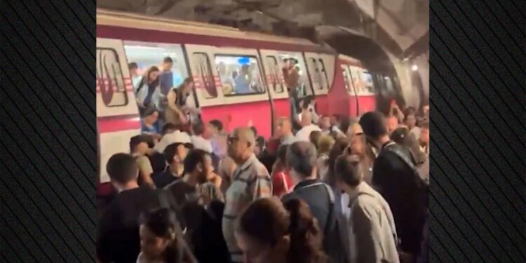 Treni i metrosë në Stamboll del nga shinat për shkak të defektit teknik në mekanizëm, tre të plagosur