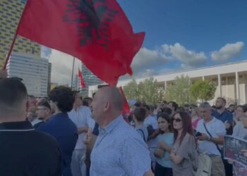 Tubimi për Zvërnecin: babai i Martin Canit i bashkohet protestuesve në shesh