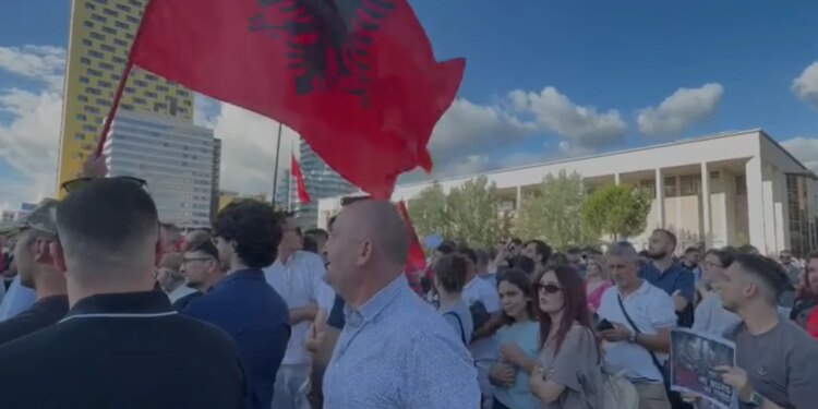 Tubimi për Zvërnecin: babai i Martin Canit i bashkohet protestuesve në shesh