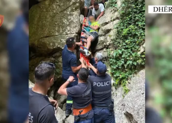 Turisti 45-vjeçar nga Rumania shpëtohet pas thyerjes së këmbës dhe ngecjes në Kanionet e Gjipesë